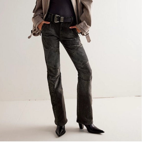 NWT Free People We the Free Vector Moto
Mid Rise Flare Jeans 🖤 Size 26 - Picture 3 of 5